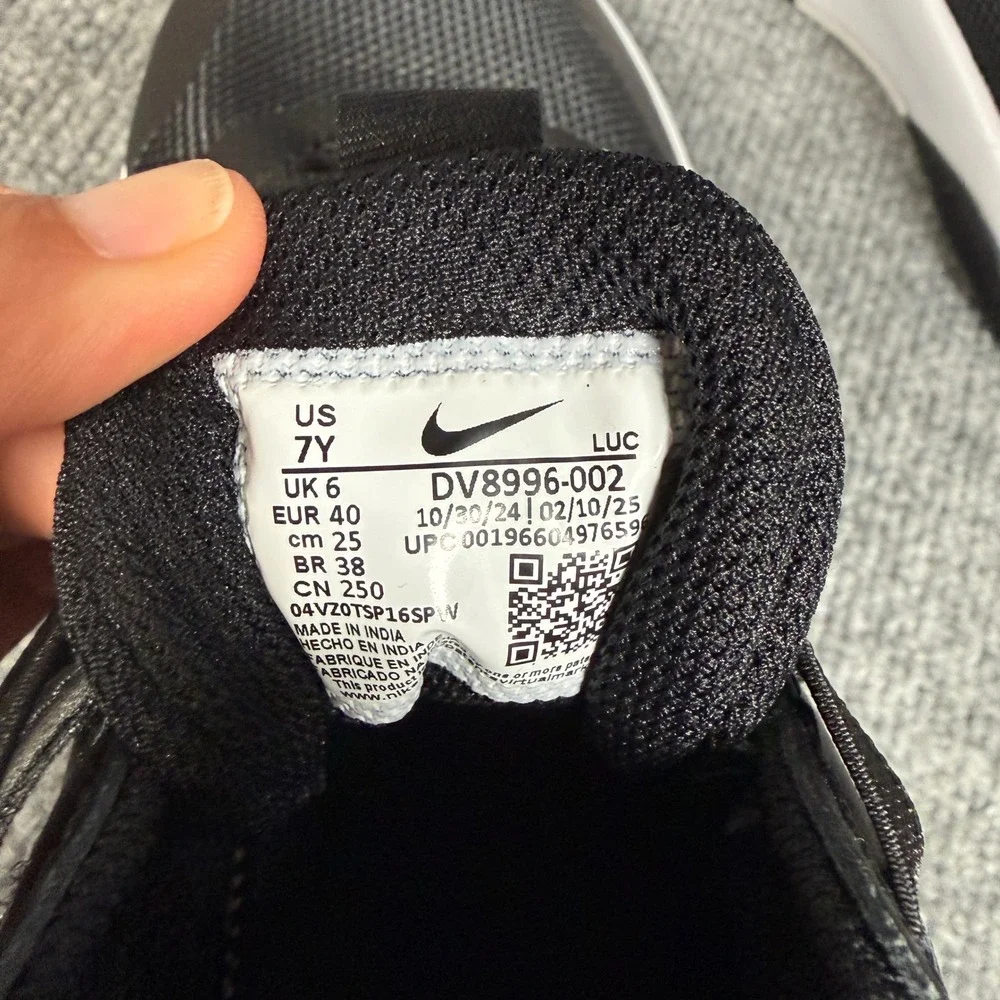 Nike Boys Size 7 Shoes Team Hustle D 11 Sneaker Kids Black White No-Tie Athletic